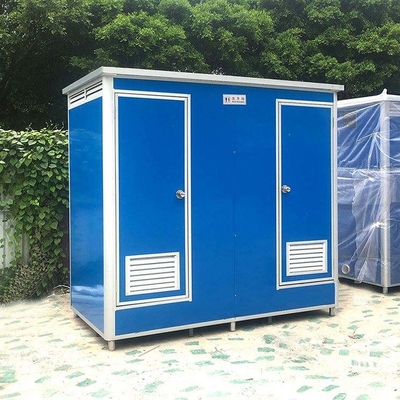Toilette multijoueur mobile extérieure préfabriquée avec électricité, plomberie et isolation