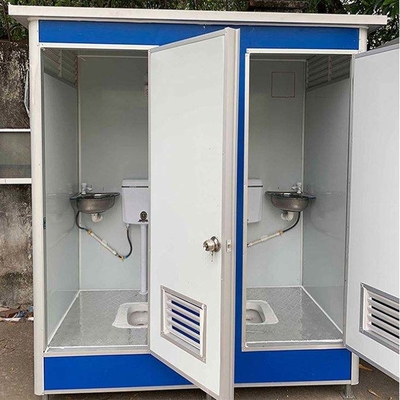 Toilette multijoueur mobile extérieure préfabriquée avec électricité, plomberie et isolation